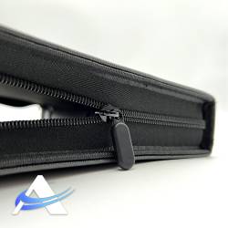 God Player Luxury Zippered Binder - Naxgos, Il Dio della Protezione - Nero